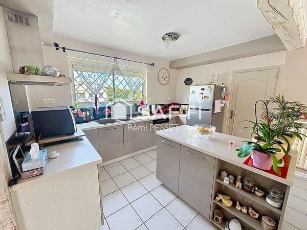 A vendre Maison modernisée avec deux dépendances et piscine