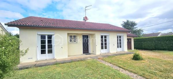 🏡 RARE À SULLY-SUR-LOIRE – PLAIN-PIED LUMINEUX DANS UN SECTEUR TRÈS RECHERCHÉ ! 🌳✨

Située dans l'un des quartiers résidentiels les plus prisés et les plus calmes de Sully-sur-Loire, cette agréable maison de plain-pied bénéficie d'un emplacement privilégié à seulement 5 minutes à pied du centre-ville, des commerces, des écoles et de toutes les commodités.

Dès votre arrivée, vous serez séduit par la luminosité exceptionnelle de la maison, son état d'entretien irréprochable et l'atmosphère chaleureuse qui s'en dégage. Sa propreté, sa qualité de construction et son excellent état général témoignent du soin apporté au fil des années. Une maison saine, parfaitement entretenue et prête à accueillir ses nouveaux propriétaires.

L'entrée dessert un salon-séjour lumineux, une cuisine aménagée avec espace repas, trois chambres confortables, une salle d'eau ainsi qu'un WC indépendant.

Édifiée sur vide sanitaire, cette maison a bénéficié de nombreuses améliorations : menuiseries PVC double vitrage de 2019, volets roulants électriques installés en 2021, ballon d'eau chaude de 2015, VMC de 2023 et combles isolés.

Un véritable atout supplémentaire : la maison dispose d'un conduit existant, permettant l'installation d'une cheminée ou d'un poêle selon vos envies, pour encore plus de confort et de convivialité.

À l'extérieur, vous profiterez d'un terrain plat, entièrement clos et sans vis-à-vis de 907 m2, offrant un cadre de vie paisible et intime, idéal pour profiter pleinement des beaux jours.

Autre atout non négligeable : ce bien dispose encore d'un beau potentiel d'évolution pour répondre à vos besoins futurs et valoriser davantage votre investissement.

Grâce à sa configuration de plain-pied, cette maison conviendra parfaitement à des personnes à mobilité réduite, à des seniors souhaitant privilégier le confort au quotidien, à un couple recherchant le calme ou encore à une famille désireuse de s'installer dans un environnement résidentiel de qualité.

Les maisons de plain-pied dans ce secteur très recherché sont particulièrement rares sur le marché. Si vous recherchez un bien lumineux, sain, fonctionnel, sans vis-à-vis et idéalement situé, cette maison mérite toute votre attention.

📞 Contactez-moi dès aujourd'hui pour organiser une visite et découvrir cette belle opportunité.