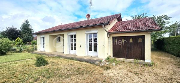 🏡 RARE À SULLY-SUR-LOIRE – PLAIN-PIED LUMINEUX DANS UN SECTEUR TRÈS RECHERCHÉ ! 🌳✨

Située dans l'un des quartiers résidentiels les plus prisés et les plus calmes de Sully-sur-Loire, cette agréable maison de plain-pied bénéficie d'un emplacement privilégié à seulement 5 minutes à pied du centre-ville, des commerces, des écoles et de toutes les commodités.

Dès votre arrivée, vous serez séduit par la luminosité exceptionnelle de la maison, son état d'entretien irréprochable et l'atmosphère chaleureuse qui s'en dégage. Sa propreté, sa qualité de construction et son excellent état général témoignent du soin apporté au fil des années. Une maison saine, parfaitement entretenue et prête à accueillir ses nouveaux propriétaires.

L'entrée dessert un salon-séjour lumineux, une cuisine aménagée avec espace repas, trois chambres confortables, une salle d'eau ainsi qu'un WC indépendant.

Édifiée sur vide sanitaire, cette maison a bénéficié de nombreuses améliorations : menuiseries PVC double vitrage de 2019, volets roulants électriques installés en 2021, ballon d'eau chaude de 2015, VMC de 2023 et combles isolés.

Un véritable atout supplémentaire : la maison dispose d'un conduit existant, permettant l'installation d'une cheminée ou d'un poêle selon vos envies, pour encore plus de confort et de convivialité.

À l'extérieur, vous profiterez d'un terrain plat, entièrement clos et sans vis-à-vis de 907 m2, offrant un cadre de vie paisible et intime, idéal pour profiter pleinement des beaux jours.

Autre atout non négligeable : ce bien dispose encore d'un beau potentiel d'évolution pour répondre à vos besoins futurs et valoriser davantage votre investissement.

Grâce à sa configuration de plain-pied, cette maison conviendra parfaitement à des personnes à mobilité réduite, à des seniors souhaitant privilégier le confort au quotidien, à un couple recherchant le calme ou encore à une famille désireuse de s'installer dans un environnement résidentiel de qualité.

Les maisons de plain-pied dans ce secteur très recherché sont particulièrement rares sur le marché. Si vous recherchez un bien lumineux, sain, fonctionnel, sans vis-à-vis et idéalement situé, cette maison mérite toute votre attention.

📞 Contactez-moi dès aujourd'hui pour organiser une visite et découvrir cette belle opportunité.