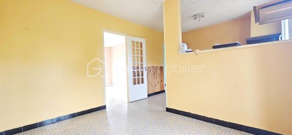 🏡 RARE À SULLY-SUR-LOIRE – PLAIN-PIED LUMINEUX DANS UN SECTEUR TRÈS RECHERCHÉ ! 🌳✨

Située dans l'un des quartiers résidentiels les plus prisés et les plus calmes de Sully-sur-Loire, cette agréable maison de plain-pied bénéficie d'un emplacement privilégié à seulement 5 minutes à pied du centre-ville, des commerces, des écoles et de toutes les commodités.

Dès votre arrivée, vous serez séduit par la luminosité exceptionnelle de la maison, son état d'entretien irréprochable et l'atmosphère chaleureuse qui s'en dégage. Sa propreté, sa qualité de construction et son excellent état général témoignent du soin apporté au fil des années. Une maison saine, parfaitement entretenue et prête à accueillir ses nouveaux propriétaires.

L'entrée dessert un salon-séjour lumineux, une cuisine aménagée avec espace repas, trois chambres confortables, une salle d'eau ainsi qu'un WC indépendant.

Édifiée sur vide sanitaire, cette maison a bénéficié de nombreuses améliorations : menuiseries PVC double vitrage de 2019, volets roulants électriques installés en 2021, ballon d'eau chaude de 2015, VMC de 2023 et combles isolés.

Un véritable atout supplémentaire : la maison dispose d'un conduit existant, permettant l'installation d'une cheminée ou d'un poêle selon vos envies, pour encore plus de confort et de convivialité.

À l'extérieur, vous profiterez d'un terrain plat, entièrement clos et sans vis-à-vis de 907 m2, offrant un cadre de vie paisible et intime, idéal pour profiter pleinement des beaux jours.

Autre atout non négligeable : ce bien dispose encore d'un beau potentiel d'évolution pour répondre à vos besoins futurs et valoriser davantage votre investissement.

Grâce à sa configuration de plain-pied, cette maison conviendra parfaitement à des personnes à mobilité réduite, à des seniors souhaitant privilégier le confort au quotidien, à un couple recherchant le calme ou encore à une famille désireuse de s'installer dans un environnement résidentiel de qualité.

Les maisons de plain-pied dans ce secteur très recherché sont particulièrement rares sur le marché. Si vous recherchez un bien lumineux, sain, fonctionnel, sans vis-à-vis et idéalement situé, cette maison mérite toute votre attention.

📞 Contactez-moi dès aujourd'hui pour organiser une visite et découvrir cette belle opportunité.