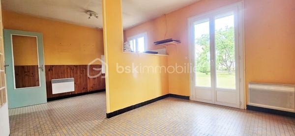 🏡 RARE À SULLY-SUR-LOIRE – PLAIN-PIED LUMINEUX DANS UN SECTEUR TRÈS RECHERCHÉ ! 🌳✨

Située dans l'un des quartiers résidentiels les plus prisés et les plus calmes de Sully-sur-Loire, cette agréable maison de plain-pied bénéficie d'un emplacement privilégié à seulement 5 minutes à pied du centre-ville, des commerces, des écoles et de toutes les commodités.

Dès votre arrivée, vous serez séduit par la luminosité exceptionnelle de la maison, son état d'entretien irréprochable et l'atmosphère chaleureuse qui s'en dégage. Sa propreté, sa qualité de construction et son excellent état général témoignent du soin apporté au fil des années. Une maison saine, parfaitement entretenue et prête à accueillir ses nouveaux propriétaires.

L'entrée dessert un salon-séjour lumineux, une cuisine aménagée avec espace repas, trois chambres confortables, une salle d'eau ainsi qu'un WC indépendant.

Édifiée sur vide sanitaire, cette maison a bénéficié de nombreuses améliorations : menuiseries PVC double vitrage de 2019, volets roulants électriques installés en 2021, ballon d'eau chaude de 2015, VMC de 2023 et combles isolés.

Un véritable atout supplémentaire : la maison dispose d'un conduit existant, permettant l'installation d'une cheminée ou d'un poêle selon vos envies, pour encore plus de confort et de convivialité.

À l'extérieur, vous profiterez d'un terrain plat, entièrement clos et sans vis-à-vis de 907 m2, offrant un cadre de vie paisible et intime, idéal pour profiter pleinement des beaux jours.

Autre atout non négligeable : ce bien dispose encore d'un beau potentiel d'évolution pour répondre à vos besoins futurs et valoriser davantage votre investissement.

Grâce à sa configuration de plain-pied, cette maison conviendra parfaitement à des personnes à mobilité réduite, à des seniors souhaitant privilégier le confort au quotidien, à un couple recherchant le calme ou encore à une famille désireuse de s'installer dans un environnement résidentiel de qualité.

Les maisons de plain-pied dans ce secteur très recherché sont particulièrement rares sur le marché. Si vous recherchez un bien lumineux, sain, fonctionnel, sans vis-à-vis et idéalement situé, cette maison mérite toute votre attention.

📞 Contactez-moi dès aujourd'hui pour organiser une visite et découvrir cette belle opportunité.
