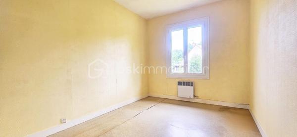 🏡 RARE À SULLY-SUR-LOIRE – PLAIN-PIED LUMINEUX DANS UN SECTEUR TRÈS RECHERCHÉ ! 🌳✨

Située dans l'un des quartiers résidentiels les plus prisés et les plus calmes de Sully-sur-Loire, cette agréable maison de plain-pied bénéficie d'un emplacement privilégié à seulement 5 minutes à pied du centre-ville, des commerces, des écoles et de toutes les commodités.

Dès votre arrivée, vous serez séduit par la luminosité exceptionnelle de la maison, son état d'entretien irréprochable et l'atmosphère chaleureuse qui s'en dégage. Sa propreté, sa qualité de construction et son excellent état général témoignent du soin apporté au fil des années. Une maison saine, parfaitement entretenue et prête à accueillir ses nouveaux propriétaires.

L'entrée dessert un salon-séjour lumineux, une cuisine aménagée avec espace repas, trois chambres confortables, une salle d'eau ainsi qu'un WC indépendant.

Édifiée sur vide sanitaire, cette maison a bénéficié de nombreuses améliorations : menuiseries PVC double vitrage de 2019, volets roulants électriques installés en 2021, ballon d'eau chaude de 2015, VMC de 2023 et combles isolés.

Un véritable atout supplémentaire : la maison dispose d'un conduit existant, permettant l'installation d'une cheminée ou d'un poêle selon vos envies, pour encore plus de confort et de convivialité.

À l'extérieur, vous profiterez d'un terrain plat, entièrement clos et sans vis-à-vis de 907 m2, offrant un cadre de vie paisible et intime, idéal pour profiter pleinement des beaux jours.

Autre atout non négligeable : ce bien dispose encore d'un beau potentiel d'évolution pour répondre à vos besoins futurs et valoriser davantage votre investissement.

Grâce à sa configuration de plain-pied, cette maison conviendra parfaitement à des personnes à mobilité réduite, à des seniors souhaitant privilégier le confort au quotidien, à un couple recherchant le calme ou encore à une famille désireuse de s'installer dans un environnement résidentiel de qualité.

Les maisons de plain-pied dans ce secteur très recherché sont particulièrement rares sur le marché. Si vous recherchez un bien lumineux, sain, fonctionnel, sans vis-à-vis et idéalement situé, cette maison mérite toute votre attention.

📞 Contactez-moi dès aujourd'hui pour organiser une visite et découvrir cette belle opportunité.