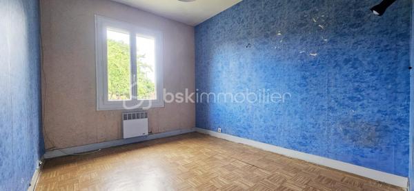 🏡 RARE À SULLY-SUR-LOIRE – PLAIN-PIED LUMINEUX DANS UN SECTEUR TRÈS RECHERCHÉ ! 🌳✨

Située dans l'un des quartiers résidentiels les plus prisés et les plus calmes de Sully-sur-Loire, cette agréable maison de plain-pied bénéficie d'un emplacement privilégié à seulement 5 minutes à pied du centre-ville, des commerces, des écoles et de toutes les commodités.

Dès votre arrivée, vous serez séduit par la luminosité exceptionnelle de la maison, son état d'entretien irréprochable et l'atmosphère chaleureuse qui s'en dégage. Sa propreté, sa qualité de construction et son excellent état général témoignent du soin apporté au fil des années. Une maison saine, parfaitement entretenue et prête à accueillir ses nouveaux propriétaires.

L'entrée dessert un salon-séjour lumineux, une cuisine aménagée avec espace repas, trois chambres confortables, une salle d'eau ainsi qu'un WC indépendant.

Édifiée sur vide sanitaire, cette maison a bénéficié de nombreuses améliorations : menuiseries PVC double vitrage de 2019, volets roulants électriques installés en 2021, ballon d'eau chaude de 2015, VMC de 2023 et combles isolés.

Un véritable atout supplémentaire : la maison dispose d'un conduit existant, permettant l'installation d'une cheminée ou d'un poêle selon vos envies, pour encore plus de confort et de convivialité.

À l'extérieur, vous profiterez d'un terrain plat, entièrement clos et sans vis-à-vis de 907 m2, offrant un cadre de vie paisible et intime, idéal pour profiter pleinement des beaux jours.

Autre atout non négligeable : ce bien dispose encore d'un beau potentiel d'évolution pour répondre à vos besoins futurs et valoriser davantage votre investissement.

Grâce à sa configuration de plain-pied, cette maison conviendra parfaitement à des personnes à mobilité réduite, à des seniors souhaitant privilégier le confort au quotidien, à un couple recherchant le calme ou encore à une famille désireuse de s'installer dans un environnement résidentiel de qualité.

Les maisons de plain-pied dans ce secteur très recherché sont particulièrement rares sur le marché. Si vous recherchez un bien lumineux, sain, fonctionnel, sans vis-à-vis et idéalement situé, cette maison mérite toute votre attention.

📞 Contactez-moi dès aujourd'hui pour organiser une visite et découvrir cette belle opportunité.