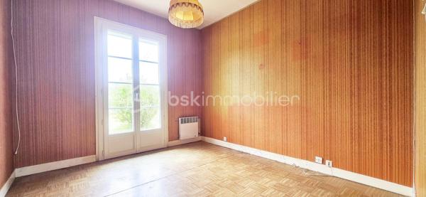 🏡 RARE À SULLY-SUR-LOIRE – PLAIN-PIED LUMINEUX DANS UN SECTEUR TRÈS RECHERCHÉ ! 🌳✨

Située dans l'un des quartiers résidentiels les plus prisés et les plus calmes de Sully-sur-Loire, cette agréable maison de plain-pied bénéficie d'un emplacement privilégié à seulement 5 minutes à pied du centre-ville, des commerces, des écoles et de toutes les commodités.

Dès votre arrivée, vous serez séduit par la luminosité exceptionnelle de la maison, son état d'entretien irréprochable et l'atmosphère chaleureuse qui s'en dégage. Sa propreté, sa qualité de construction et son excellent état général témoignent du soin apporté au fil des années. Une maison saine, parfaitement entretenue et prête à accueillir ses nouveaux propriétaires.

L'entrée dessert un salon-séjour lumineux, une cuisine aménagée avec espace repas, trois chambres confortables, une salle d'eau ainsi qu'un WC indépendant.

Édifiée sur vide sanitaire, cette maison a bénéficié de nombreuses améliorations : menuiseries PVC double vitrage de 2019, volets roulants électriques installés en 2021, ballon d'eau chaude de 2015, VMC de 2023 et combles isolés.

Un véritable atout supplémentaire : la maison dispose d'un conduit existant, permettant l'installation d'une cheminée ou d'un poêle selon vos envies, pour encore plus de confort et de convivialité.

À l'extérieur, vous profiterez d'un terrain plat, entièrement clos et sans vis-à-vis de 907 m2, offrant un cadre de vie paisible et intime, idéal pour profiter pleinement des beaux jours.

Autre atout non négligeable : ce bien dispose encore d'un beau potentiel d'évolution pour répondre à vos besoins futurs et valoriser davantage votre investissement.

Grâce à sa configuration de plain-pied, cette maison conviendra parfaitement à des personnes à mobilité réduite, à des seniors souhaitant privilégier le confort au quotidien, à un couple recherchant le calme ou encore à une famille désireuse de s'installer dans un environnement résidentiel de qualité.

Les maisons de plain-pied dans ce secteur très recherché sont particulièrement rares sur le marché. Si vous recherchez un bien lumineux, sain, fonctionnel, sans vis-à-vis et idéalement situé, cette maison mérite toute votre attention.

📞 Contactez-moi dès aujourd'hui pour organiser une visite et découvrir cette belle opportunité.