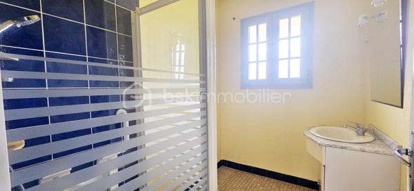 🏡 RARE À SULLY-SUR-LOIRE – PLAIN-PIED LUMINEUX DANS UN SECTEUR TRÈS RECHERCHÉ ! 🌳✨

Située dans l'un des quartiers résidentiels les plus prisés et les plus calmes de Sully-sur-Loire, cette agréable maison de plain-pied bénéficie d'un emplacement privilégié à seulement 5 minutes à pied du centre-ville, des commerces, des écoles et de toutes les commodités.

Dès votre arrivée, vous serez séduit par la luminosité exceptionnelle de la maison, son état d'entretien irréprochable et l'atmosphère chaleureuse qui s'en dégage. Sa propreté, sa qualité de construction et son excellent état général témoignent du soin apporté au fil des années. Une maison saine, parfaitement entretenue et prête à accueillir ses nouveaux propriétaires.

L'entrée dessert un salon-séjour lumineux, une cuisine aménagée avec espace repas, trois chambres confortables, une salle d'eau ainsi qu'un WC indépendant.

Édifiée sur vide sanitaire, cette maison a bénéficié de nombreuses améliorations : menuiseries PVC double vitrage de 2019, volets roulants électriques installés en 2021, ballon d'eau chaude de 2015, VMC de 2023 et combles isolés.

Un véritable atout supplémentaire : la maison dispose d'un conduit existant, permettant l'installation d'une cheminée ou d'un poêle selon vos envies, pour encore plus de confort et de convivialité.

À l'extérieur, vous profiterez d'un terrain plat, entièrement clos et sans vis-à-vis de 907 m2, offrant un cadre de vie paisible et intime, idéal pour profiter pleinement des beaux jours.

Autre atout non négligeable : ce bien dispose encore d'un beau potentiel d'évolution pour répondre à vos besoins futurs et valoriser davantage votre investissement.

Grâce à sa configuration de plain-pied, cette maison conviendra parfaitement à des personnes à mobilité réduite, à des seniors souhaitant privilégier le confort au quotidien, à un couple recherchant le calme ou encore à une famille désireuse de s'installer dans un environnement résidentiel de qualité.

Les maisons de plain-pied dans ce secteur très recherché sont particulièrement rares sur le marché. Si vous recherchez un bien lumineux, sain, fonctionnel, sans vis-à-vis et idéalement situé, cette maison mérite toute votre attention.

📞 Contactez-moi dès aujourd'hui pour organiser une visite et découvrir cette belle opportunité.