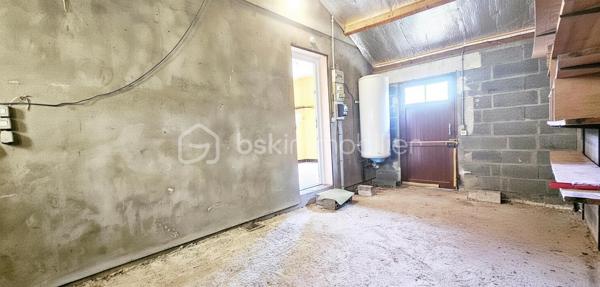 🏡 RARE À SULLY-SUR-LOIRE – PLAIN-PIED LUMINEUX DANS UN SECTEUR TRÈS RECHERCHÉ ! 🌳✨

Située dans l'un des quartiers résidentiels les plus prisés et les plus calmes de Sully-sur-Loire, cette agréable maison de plain-pied bénéficie d'un emplacement privilégié à seulement 5 minutes à pied du centre-ville, des commerces, des écoles et de toutes les commodités.

Dès votre arrivée, vous serez séduit par la luminosité exceptionnelle de la maison, son état d'entretien irréprochable et l'atmosphère chaleureuse qui s'en dégage. Sa propreté, sa qualité de construction et son excellent état général témoignent du soin apporté au fil des années. Une maison saine, parfaitement entretenue et prête à accueillir ses nouveaux propriétaires.

L'entrée dessert un salon-séjour lumineux, une cuisine aménagée avec espace repas, trois chambres confortables, une salle d'eau ainsi qu'un WC indépendant.

Édifiée sur vide sanitaire, cette maison a bénéficié de nombreuses améliorations : menuiseries PVC double vitrage de 2019, volets roulants électriques installés en 2021, ballon d'eau chaude de 2015, VMC de 2023 et combles isolés.

Un véritable atout supplémentaire : la maison dispose d'un conduit existant, permettant l'installation d'une cheminée ou d'un poêle selon vos envies, pour encore plus de confort et de convivialité.

À l'extérieur, vous profiterez d'un terrain plat, entièrement clos et sans vis-à-vis de 907 m2, offrant un cadre de vie paisible et intime, idéal pour profiter pleinement des beaux jours.

Autre atout non négligeable : ce bien dispose encore d'un beau potentiel d'évolution pour répondre à vos besoins futurs et valoriser davantage votre investissement.

Grâce à sa configuration de plain-pied, cette maison conviendra parfaitement à des personnes à mobilité réduite, à des seniors souhaitant privilégier le confort au quotidien, à un couple recherchant le calme ou encore à une famille désireuse de s'installer dans un environnement résidentiel de qualité.

Les maisons de plain-pied dans ce secteur très recherché sont particulièrement rares sur le marché. Si vous recherchez un bien lumineux, sain, fonctionnel, sans vis-à-vis et idéalement situé, cette maison mérite toute votre attention.

📞 Contactez-moi dès aujourd'hui pour organiser une visite et découvrir cette belle opportunité.