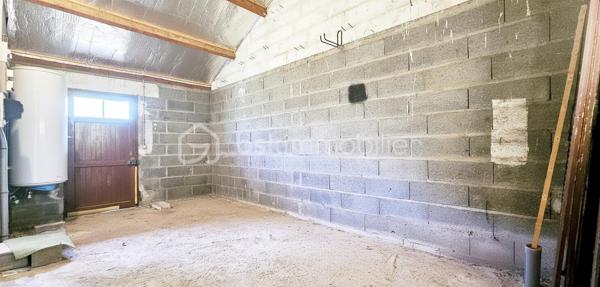 🏡 RARE À SULLY-SUR-LOIRE – PLAIN-PIED LUMINEUX DANS UN SECTEUR TRÈS RECHERCHÉ ! 🌳✨

Située dans l'un des quartiers résidentiels les plus prisés et les plus calmes de Sully-sur-Loire, cette agréable maison de plain-pied bénéficie d'un emplacement privilégié à seulement 5 minutes à pied du centre-ville, des commerces, des écoles et de toutes les commodités.

Dès votre arrivée, vous serez séduit par la luminosité exceptionnelle de la maison, son état d'entretien irréprochable et l'atmosphère chaleureuse qui s'en dégage. Sa propreté, sa qualité de construction et son excellent état général témoignent du soin apporté au fil des années. Une maison saine, parfaitement entretenue et prête à accueillir ses nouveaux propriétaires.

L'entrée dessert un salon-séjour lumineux, une cuisine aménagée avec espace repas, trois chambres confortables, une salle d'eau ainsi qu'un WC indépendant.

Édifiée sur vide sanitaire, cette maison a bénéficié de nombreuses améliorations : menuiseries PVC double vitrage de 2019, volets roulants électriques installés en 2021, ballon d'eau chaude de 2015, VMC de 2023 et combles isolés.

Un véritable atout supplémentaire : la maison dispose d'un conduit existant, permettant l'installation d'une cheminée ou d'un poêle selon vos envies, pour encore plus de confort et de convivialité.

À l'extérieur, vous profiterez d'un terrain plat, entièrement clos et sans vis-à-vis de 907 m2, offrant un cadre de vie paisible et intime, idéal pour profiter pleinement des beaux jours.

Autre atout non négligeable : ce bien dispose encore d'un beau potentiel d'évolution pour répondre à vos besoins futurs et valoriser davantage votre investissement.

Grâce à sa configuration de plain-pied, cette maison conviendra parfaitement à des personnes à mobilité réduite, à des seniors souhaitant privilégier le confort au quotidien, à un couple recherchant le calme ou encore à une famille désireuse de s'installer dans un environnement résidentiel de qualité.

Les maisons de plain-pied dans ce secteur très recherché sont particulièrement rares sur le marché. Si vous recherchez un bien lumineux, sain, fonctionnel, sans vis-à-vis et idéalement situé, cette maison mérite toute votre attention.

📞 Contactez-moi dès aujourd'hui pour organiser une visite et découvrir cette belle opportunité.