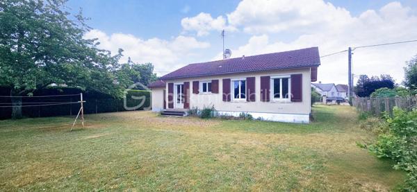 🏡 RARE À SULLY-SUR-LOIRE – PLAIN-PIED LUMINEUX DANS UN SECTEUR TRÈS RECHERCHÉ ! 🌳✨

Située dans l'un des quartiers résidentiels les plus prisés et les plus calmes de Sully-sur-Loire, cette agréable maison de plain-pied bénéficie d'un emplacement privilégié à seulement 5 minutes à pied du centre-ville, des commerces, des écoles et de toutes les commodités.

Dès votre arrivée, vous serez séduit par la luminosité exceptionnelle de la maison, son état d'entretien irréprochable et l'atmosphère chaleureuse qui s'en dégage. Sa propreté, sa qualité de construction et son excellent état général témoignent du soin apporté au fil des années. Une maison saine, parfaitement entretenue et prête à accueillir ses nouveaux propriétaires.

L'entrée dessert un salon-séjour lumineux, une cuisine aménagée avec espace repas, trois chambres confortables, une salle d'eau ainsi qu'un WC indépendant.

Édifiée sur vide sanitaire, cette maison a bénéficié de nombreuses améliorations : menuiseries PVC double vitrage de 2019, volets roulants électriques installés en 2021, ballon d'eau chaude de 2015, VMC de 2023 et combles isolés.

Un véritable atout supplémentaire : la maison dispose d'un conduit existant, permettant l'installation d'une cheminée ou d'un poêle selon vos envies, pour encore plus de confort et de convivialité.

À l'extérieur, vous profiterez d'un terrain plat, entièrement clos et sans vis-à-vis de 907 m2, offrant un cadre de vie paisible et intime, idéal pour profiter pleinement des beaux jours.

Autre atout non négligeable : ce bien dispose encore d'un beau potentiel d'évolution pour répondre à vos besoins futurs et valoriser davantage votre investissement.

Grâce à sa configuration de plain-pied, cette maison conviendra parfaitement à des personnes à mobilité réduite, à des seniors souhaitant privilégier le confort au quotidien, à un couple recherchant le calme ou encore à une famille désireuse de s'installer dans un environnement résidentiel de qualité.

Les maisons de plain-pied dans ce secteur très recherché sont particulièrement rares sur le marché. Si vous recherchez un bien lumineux, sain, fonctionnel, sans vis-à-vis et idéalement situé, cette maison mérite toute votre attention.

📞 Contactez-moi dès aujourd'hui pour organiser une visite et découvrir cette belle opportunité.