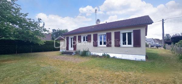 🏡 RARE À SULLY-SUR-LOIRE – PLAIN-PIED LUMINEUX DANS UN SECTEUR TRÈS RECHERCHÉ ! 🌳✨

Située dans l'un des quartiers résidentiels les plus prisés et les plus calmes de Sully-sur-Loire, cette agréable maison de plain-pied bénéficie d'un emplacement privilégié à seulement 5 minutes à pied du centre-ville, des commerces, des écoles et de toutes les commodités.

Dès votre arrivée, vous serez séduit par la luminosité exceptionnelle de la maison, son état d'entretien irréprochable et l'atmosphère chaleureuse qui s'en dégage. Sa propreté, sa qualité de construction et son excellent état général témoignent du soin apporté au fil des années. Une maison saine, parfaitement entretenue et prête à accueillir ses nouveaux propriétaires.

L'entrée dessert un salon-séjour lumineux, une cuisine aménagée avec espace repas, trois chambres confortables, une salle d'eau ainsi qu'un WC indépendant.

Édifiée sur vide sanitaire, cette maison a bénéficié de nombreuses améliorations : menuiseries PVC double vitrage de 2019, volets roulants électriques installés en 2021, ballon d'eau chaude de 2015, VMC de 2023 et combles isolés.

Un véritable atout supplémentaire : la maison dispose d'un conduit existant, permettant l'installation d'une cheminée ou d'un poêle selon vos envies, pour encore plus de confort et de convivialité.

À l'extérieur, vous profiterez d'un terrain plat, entièrement clos et sans vis-à-vis de 907 m2, offrant un cadre de vie paisible et intime, idéal pour profiter pleinement des beaux jours.

Autre atout non négligeable : ce bien dispose encore d'un beau potentiel d'évolution pour répondre à vos besoins futurs et valoriser davantage votre investissement.

Grâce à sa configuration de plain-pied, cette maison conviendra parfaitement à des personnes à mobilité réduite, à des seniors souhaitant privilégier le confort au quotidien, à un couple recherchant le calme ou encore à une famille désireuse de s'installer dans un environnement résidentiel de qualité.

Les maisons de plain-pied dans ce secteur très recherché sont particulièrement rares sur le marché. Si vous recherchez un bien lumineux, sain, fonctionnel, sans vis-à-vis et idéalement situé, cette maison mérite toute votre attention.

📞 Contactez-moi dès aujourd'hui pour organiser une visite et découvrir cette belle opportunité.