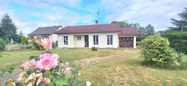 🏡 RARE À SULLY-SUR-LOIRE – PLAIN-PIED LUMINEUX DANS UN SECTEUR TRÈS RECHERCHÉ ! 🌳✨

Située dans l'un des quartiers résidentiels les plus prisés et les plus calmes de Sully-sur-Loire, cette agréable maison de plain-pied bénéficie d'un emplacement privilégié à seulement 5 minutes à pied du centre-ville, des commerces, des écoles et de toutes les commodités.

Dès votre arrivée, vous serez séduit par la luminosité exceptionnelle de la maison, son état d'entretien irréprochable et l'atmosphère chaleureuse qui s'en dégage. Sa propreté, sa qualité de construction et son excellent état général témoignent du soin apporté au fil des années. Une maison saine, parfaitement entretenue et prête à accueillir ses nouveaux propriétaires.

L'entrée dessert un salon-séjour lumineux, une cuisine aménagée avec espace repas, trois chambres confortables, une salle d'eau ainsi qu'un WC indépendant.

Édifiée sur vide sanitaire, cette maison a bénéficié de nombreuses améliorations : menuiseries PVC double vitrage de 2019, volets roulants électriques installés en 2021, ballon d'eau chaude de 2015, VMC de 2023 et combles isolés.

Un véritable atout supplémentaire : la maison dispose d'un conduit existant, permettant l'installation d'une cheminée ou d'un poêle selon vos envies, pour encore plus de confort et de convivialité.

À l'extérieur, vous profiterez d'un terrain plat, entièrement clos et sans vis-à-vis de 907 m2, offrant un cadre de vie paisible et intime, idéal pour profiter pleinement des beaux jours.

Autre atout non négligeable : ce bien dispose encore d'un beau potentiel d'évolution pour répondre à vos besoins futurs et valoriser davantage votre investissement.

Grâce à sa configuration de plain-pied, cette maison conviendra parfaitement à des personnes à mobilité réduite, à des seniors souhaitant privilégier le confort au quotidien, à un couple recherchant le calme ou encore à une famille désireuse de s'installer dans un environnement résidentiel de qualité.

Les maisons de plain-pied dans ce secteur très recherché sont particulièrement rares sur le marché. Si vous recherchez un bien lumineux, sain, fonctionnel, sans vis-à-vis et idéalement situé, cette maison mérite toute votre attention.

📞 Contactez-moi dès aujourd'hui pour organiser une visite et découvrir cette belle opportunité.
