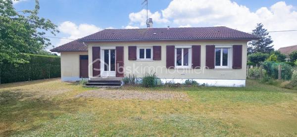 🏡 RARE À SULLY-SUR-LOIRE – PLAIN-PIED LUMINEUX DANS UN SECTEUR TRÈS RECHERCHÉ ! 🌳✨

Située dans l'un des quartiers résidentiels les plus prisés et les plus calmes de Sully-sur-Loire, cette agréable maison de plain-pied bénéficie d'un emplacement privilégié à seulement 5 minutes à pied du centre-ville, des commerces, des écoles et de toutes les commodités.

Dès votre arrivée, vous serez séduit par la luminosité exceptionnelle de la maison, son état d'entretien irréprochable et l'atmosphère chaleureuse qui s'en dégage. Sa propreté, sa qualité de construction et son excellent état général témoignent du soin apporté au fil des années. Une maison saine, parfaitement entretenue et prête à accueillir ses nouveaux propriétaires.

L'entrée dessert un salon-séjour lumineux, une cuisine aménagée avec espace repas, trois chambres confortables, une salle d'eau ainsi qu'un WC indépendant.

Édifiée sur vide sanitaire, cette maison a bénéficié de nombreuses améliorations : menuiseries PVC double vitrage de 2019, volets roulants électriques installés en 2021, ballon d'eau chaude de 2015, VMC de 2023 et combles isolés.

Un véritable atout supplémentaire : la maison dispose d'un conduit existant, permettant l'installation d'une cheminée ou d'un poêle selon vos envies, pour encore plus de confort et de convivialité.

À l'extérieur, vous profiterez d'un terrain plat, entièrement clos et sans vis-à-vis de 907 m2, offrant un cadre de vie paisible et intime, idéal pour profiter pleinement des beaux jours.

Autre atout non négligeable : ce bien dispose encore d'un beau potentiel d'évolution pour répondre à vos besoins futurs et valoriser davantage votre investissement.

Grâce à sa configuration de plain-pied, cette maison conviendra parfaitement à des personnes à mobilité réduite, à des seniors souhaitant privilégier le confort au quotidien, à un couple recherchant le calme ou encore à une famille désireuse de s'installer dans un environnement résidentiel de qualité.

Les maisons de plain-pied dans ce secteur très recherché sont particulièrement rares sur le marché. Si vous recherchez un bien lumineux, sain, fonctionnel, sans vis-à-vis et idéalement situé, cette maison mérite toute votre attention.

📞 Contactez-moi dès aujourd'hui pour organiser une visite et découvrir cette belle opportunité.