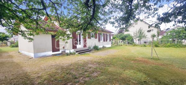 🏡 RARE À SULLY-SUR-LOIRE – PLAIN-PIED LUMINEUX DANS UN SECTEUR TRÈS RECHERCHÉ ! 🌳✨

Située dans l'un des quartiers résidentiels les plus prisés et les plus calmes de Sully-sur-Loire, cette agréable maison de plain-pied bénéficie d'un emplacement privilégié à seulement 5 minutes à pied du centre-ville, des commerces, des écoles et de toutes les commodités.

Dès votre arrivée, vous serez séduit par la luminosité exceptionnelle de la maison, son état d'entretien irréprochable et l'atmosphère chaleureuse qui s'en dégage. Sa propreté, sa qualité de construction et son excellent état général témoignent du soin apporté au fil des années. Une maison saine, parfaitement entretenue et prête à accueillir ses nouveaux propriétaires.

L'entrée dessert un salon-séjour lumineux, une cuisine aménagée avec espace repas, trois chambres confortables, une salle d'eau ainsi qu'un WC indépendant.

Édifiée sur vide sanitaire, cette maison a bénéficié de nombreuses améliorations : menuiseries PVC double vitrage de 2019, volets roulants électriques installés en 2021, ballon d'eau chaude de 2015, VMC de 2023 et combles isolés.

Un véritable atout supplémentaire : la maison dispose d'un conduit existant, permettant l'installation d'une cheminée ou d'un poêle selon vos envies, pour encore plus de confort et de convivialité.

À l'extérieur, vous profiterez d'un terrain plat, entièrement clos et sans vis-à-vis de 907 m2, offrant un cadre de vie paisible et intime, idéal pour profiter pleinement des beaux jours.

Autre atout non négligeable : ce bien dispose encore d'un beau potentiel d'évolution pour répondre à vos besoins futurs et valoriser davantage votre investissement.

Grâce à sa configuration de plain-pied, cette maison conviendra parfaitement à des personnes à mobilité réduite, à des seniors souhaitant privilégier le confort au quotidien, à un couple recherchant le calme ou encore à une famille désireuse de s'installer dans un environnement résidentiel de qualité.

Les maisons de plain-pied dans ce secteur très recherché sont particulièrement rares sur le marché. Si vous recherchez un bien lumineux, sain, fonctionnel, sans vis-à-vis et idéalement situé, cette maison mérite toute votre attention.

📞 Contactez-moi dès aujourd'hui pour organiser une visite et découvrir cette belle opportunité.