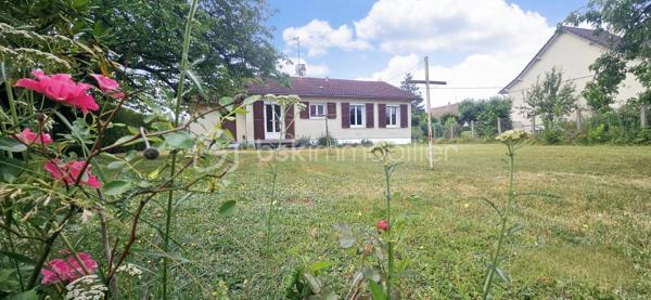 🏡 RARE À SULLY-SUR-LOIRE – PLAIN-PIED LUMINEUX DANS UN SECTEUR TRÈS RECHERCHÉ ! 🌳✨

Située dans l'un des quartiers résidentiels les plus prisés et les plus calmes de Sully-sur-Loire, cette agréable maison de plain-pied bénéficie d'un emplacement privilégié à seulement 5 minutes à pied du centre-ville, des commerces, des écoles et de toutes les commodités.

Dès votre arrivée, vous serez séduit par la luminosité exceptionnelle de la maison, son état d'entretien irréprochable et l'atmosphère chaleureuse qui s'en dégage. Sa propreté, sa qualité de construction et son excellent état général témoignent du soin apporté au fil des années. Une maison saine, parfaitement entretenue et prête à accueillir ses nouveaux propriétaires.

L'entrée dessert un salon-séjour lumineux, une cuisine aménagée avec espace repas, trois chambres confortables, une salle d'eau ainsi qu'un WC indépendant.

Édifiée sur vide sanitaire, cette maison a bénéficié de nombreuses améliorations : menuiseries PVC double vitrage de 2019, volets roulants électriques installés en 2021, ballon d'eau chaude de 2015, VMC de 2023 et combles isolés.

Un véritable atout supplémentaire : la maison dispose d'un conduit existant, permettant l'installation d'une cheminée ou d'un poêle selon vos envies, pour encore plus de confort et de convivialité.

À l'extérieur, vous profiterez d'un terrain plat, entièrement clos et sans vis-à-vis de 907 m2, offrant un cadre de vie paisible et intime, idéal pour profiter pleinement des beaux jours.

Autre atout non négligeable : ce bien dispose encore d'un beau potentiel d'évolution pour répondre à vos besoins futurs et valoriser davantage votre investissement.

Grâce à sa configuration de plain-pied, cette maison conviendra parfaitement à des personnes à mobilité réduite, à des seniors souhaitant privilégier le confort au quotidien, à un couple recherchant le calme ou encore à une famille désireuse de s'installer dans un environnement résidentiel de qualité.

Les maisons de plain-pied dans ce secteur très recherché sont particulièrement rares sur le marché. Si vous recherchez un bien lumineux, sain, fonctionnel, sans vis-à-vis et idéalement situé, cette maison mérite toute votre attention.

📞 Contactez-moi dès aujourd'hui pour organiser une visite et découvrir cette belle opportunité.