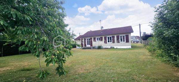 🏡 RARE À SULLY-SUR-LOIRE – PLAIN-PIED LUMINEUX DANS UN SECTEUR TRÈS RECHERCHÉ ! 🌳✨

Située dans l'un des quartiers résidentiels les plus prisés et les plus calmes de Sully-sur-Loire, cette agréable maison de plain-pied bénéficie d'un emplacement privilégié à seulement 5 minutes à pied du centre-ville, des commerces, des écoles et de toutes les commodités.

Dès votre arrivée, vous serez séduit par la luminosité exceptionnelle de la maison, son état d'entretien irréprochable et l'atmosphère chaleureuse qui s'en dégage. Sa propreté, sa qualité de construction et son excellent état général témoignent du soin apporté au fil des années. Une maison saine, parfaitement entretenue et prête à accueillir ses nouveaux propriétaires.

L'entrée dessert un salon-séjour lumineux, une cuisine aménagée avec espace repas, trois chambres confortables, une salle d'eau ainsi qu'un WC indépendant.

Édifiée sur vide sanitaire, cette maison a bénéficié de nombreuses améliorations : menuiseries PVC double vitrage de 2019, volets roulants électriques installés en 2021, ballon d'eau chaude de 2015, VMC de 2023 et combles isolés.

Un véritable atout supplémentaire : la maison dispose d'un conduit existant, permettant l'installation d'une cheminée ou d'un poêle selon vos envies, pour encore plus de confort et de convivialité.

À l'extérieur, vous profiterez d'un terrain plat, entièrement clos et sans vis-à-vis de 907 m2, offrant un cadre de vie paisible et intime, idéal pour profiter pleinement des beaux jours.

Autre atout non négligeable : ce bien dispose encore d'un beau potentiel d'évolution pour répondre à vos besoins futurs et valoriser davantage votre investissement.

Grâce à sa configuration de plain-pied, cette maison conviendra parfaitement à des personnes à mobilité réduite, à des seniors souhaitant privilégier le confort au quotidien, à un couple recherchant le calme ou encore à une famille désireuse de s'installer dans un environnement résidentiel de qualité.

Les maisons de plain-pied dans ce secteur très recherché sont particulièrement rares sur le marché. Si vous recherchez un bien lumineux, sain, fonctionnel, sans vis-à-vis et idéalement situé, cette maison mérite toute votre attention.

📞 Contactez-moi dès aujourd'hui pour organiser une visite et découvrir cette belle opportunité.