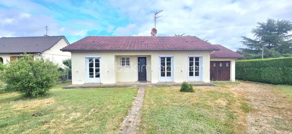 🏡 RARE À SULLY-SUR-LOIRE – PLAIN-PIED LUMINEUX DANS UN SECTEUR TRÈS RECHERCHÉ ! 🌳✨

Située dans l'un des quartiers résidentiels les plus prisés et les plus calmes de Sully-sur-Loire, cette agréable maison de plain-pied bénéficie d'un emplacement privilégié à seulement 5 minutes à pied du centre-ville, des commerces, des écoles et de toutes les commodités.

Dès votre arrivée, vous serez séduit par la luminosité exceptionnelle de la maison, son état d'entretien irréprochable et l'atmosphère chaleureuse qui s'en dégage. Sa propreté, sa qualité de construction et son excellent état général témoignent du soin apporté au fil des années. Une maison saine, parfaitement entretenue et prête à accueillir ses nouveaux propriétaires.

L'entrée dessert un salon-séjour lumineux, une cuisine aménagée avec espace repas, trois chambres confortables, une salle d'eau ainsi qu'un WC indépendant.

Édifiée sur vide sanitaire, cette maison a bénéficié de nombreuses améliorations : menuiseries PVC double vitrage de 2019, volets roulants électriques installés en 2021, ballon d'eau chaude de 2015, VMC de 2023 et combles isolés.

Un véritable atout supplémentaire : la maison dispose d'un conduit existant, permettant l'installation d'une cheminée ou d'un poêle selon vos envies, pour encore plus de confort et de convivialité.

À l'extérieur, vous profiterez d'un terrain plat, entièrement clos et sans vis-à-vis de 907 m2, offrant un cadre de vie paisible et intime, idéal pour profiter pleinement des beaux jours.

Autre atout non négligeable : ce bien dispose encore d'un beau potentiel d'évolution pour répondre à vos besoins futurs et valoriser davantage votre investissement.

Grâce à sa configuration de plain-pied, cette maison conviendra parfaitement à des personnes à mobilité réduite, à des seniors souhaitant privilégier le confort au quotidien, à un couple recherchant le calme ou encore à une famille désireuse de s'installer dans un environnement résidentiel de qualité.

Les maisons de plain-pied dans ce secteur très recherché sont particulièrement rares sur le marché. Si vous recherchez un bien lumineux, sain, fonctionnel, sans vis-à-vis et idéalement situé, cette maison mérite toute votre attention.

📞 Contactez-moi dès aujourd'hui pour organiser une visite et découvrir cette belle opportunité.