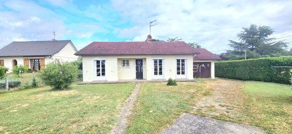 🏡 RARE À SULLY-SUR-LOIRE – PLAIN-PIED LUMINEUX DANS UN SECTEUR TRÈS RECHERCHÉ ! 🌳✨

Située dans l'un des quartiers résidentiels les plus prisés et les plus calmes de Sully-sur-Loire, cette agréable maison de plain-pied bénéficie d'un emplacement privilégié à seulement 5 minutes à pied du centre-ville, des commerces, des écoles et de toutes les commodités.

Dès votre arrivée, vous serez séduit par la luminosité exceptionnelle de la maison, son état d'entretien irréprochable et l'atmosphère chaleureuse qui s'en dégage. Sa propreté, sa qualité de construction et son excellent état général témoignent du soin apporté au fil des années. Une maison saine, parfaitement entretenue et prête à accueillir ses nouveaux propriétaires.

L'entrée dessert un salon-séjour lumineux, une cuisine aménagée avec espace repas, trois chambres confortables, une salle d'eau ainsi qu'un WC indépendant.

Édifiée sur vide sanitaire, cette maison a bénéficié de nombreuses améliorations : menuiseries PVC double vitrage de 2019, volets roulants électriques installés en 2021, ballon d'eau chaude de 2015, VMC de 2023 et combles isolés.

Un véritable atout supplémentaire : la maison dispose d'un conduit existant, permettant l'installation d'une cheminée ou d'un poêle selon vos envies, pour encore plus de confort et de convivialité.

À l'extérieur, vous profiterez d'un terrain plat, entièrement clos et sans vis-à-vis de 907 m2, offrant un cadre de vie paisible et intime, idéal pour profiter pleinement des beaux jours.

Autre atout non négligeable : ce bien dispose encore d'un beau potentiel d'évolution pour répondre à vos besoins futurs et valoriser davantage votre investissement.

Grâce à sa configuration de plain-pied, cette maison conviendra parfaitement à des personnes à mobilité réduite, à des seniors souhaitant privilégier le confort au quotidien, à un couple recherchant le calme ou encore à une famille désireuse de s'installer dans un environnement résidentiel de qualité.

Les maisons de plain-pied dans ce secteur très recherché sont particulièrement rares sur le marché. Si vous recherchez un bien lumineux, sain, fonctionnel, sans vis-à-vis et idéalement situé, cette maison mérite toute votre attention.

📞 Contactez-moi dès aujourd'hui pour organiser une visite et découvrir cette belle opportunité.