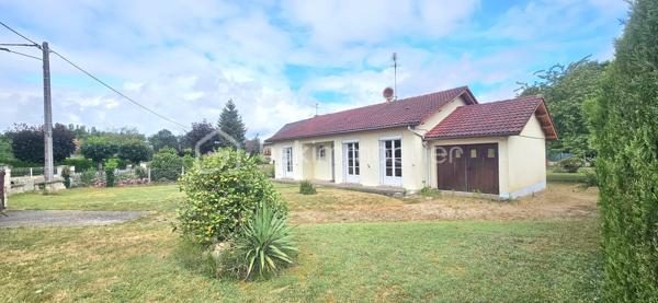 🏡 RARE À SULLY-SUR-LOIRE – PLAIN-PIED LUMINEUX DANS UN SECTEUR TRÈS RECHERCHÉ ! 🌳✨

Située dans l'un des quartiers résidentiels les plus prisés et les plus calmes de Sully-sur-Loire, cette agréable maison de plain-pied bénéficie d'un emplacement privilégié à seulement 5 minutes à pied du centre-ville, des commerces, des écoles et de toutes les commodités.

Dès votre arrivée, vous serez séduit par la luminosité exceptionnelle de la maison, son état d'entretien irréprochable et l'atmosphère chaleureuse qui s'en dégage. Sa propreté, sa qualité de construction et son excellent état général témoignent du soin apporté au fil des années. Une maison saine, parfaitement entretenue et prête à accueillir ses nouveaux propriétaires.

L'entrée dessert un salon-séjour lumineux, une cuisine aménagée avec espace repas, trois chambres confortables, une salle d'eau ainsi qu'un WC indépendant.

Édifiée sur vide sanitaire, cette maison a bénéficié de nombreuses améliorations : menuiseries PVC double vitrage de 2019, volets roulants électriques installés en 2021, ballon d'eau chaude de 2015, VMC de 2023 et combles isolés.

Un véritable atout supplémentaire : la maison dispose d'un conduit existant, permettant l'installation d'une cheminée ou d'un poêle selon vos envies, pour encore plus de confort et de convivialité.

À l'extérieur, vous profiterez d'un terrain plat, entièrement clos et sans vis-à-vis de 907 m2, offrant un cadre de vie paisible et intime, idéal pour profiter pleinement des beaux jours.

Autre atout non négligeable : ce bien dispose encore d'un beau potentiel d'évolution pour répondre à vos besoins futurs et valoriser davantage votre investissement.

Grâce à sa configuration de plain-pied, cette maison conviendra parfaitement à des personnes à mobilité réduite, à des seniors souhaitant privilégier le confort au quotidien, à un couple recherchant le calme ou encore à une famille désireuse de s'installer dans un environnement résidentiel de qualité.

Les maisons de plain-pied dans ce secteur très recherché sont particulièrement rares sur le marché. Si vous recherchez un bien lumineux, sain, fonctionnel, sans vis-à-vis et idéalement situé, cette maison mérite toute votre attention.

📞 Contactez-moi dès aujourd'hui pour organiser une visite et découvrir cette belle opportunité.