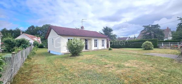 🏡 RARE À SULLY-SUR-LOIRE – PLAIN-PIED LUMINEUX DANS UN SECTEUR TRÈS RECHERCHÉ ! 🌳✨

Située dans l'un des quartiers résidentiels les plus prisés et les plus calmes de Sully-sur-Loire, cette agréable maison de plain-pied bénéficie d'un emplacement privilégié à seulement 5 minutes à pied du centre-ville, des commerces, des écoles et de toutes les commodités.

Dès votre arrivée, vous serez séduit par la luminosité exceptionnelle de la maison, son état d'entretien irréprochable et l'atmosphère chaleureuse qui s'en dégage. Sa propreté, sa qualité de construction et son excellent état général témoignent du soin apporté au fil des années. Une maison saine, parfaitement entretenue et prête à accueillir ses nouveaux propriétaires.

L'entrée dessert un salon-séjour lumineux, une cuisine aménagée avec espace repas, trois chambres confortables, une salle d'eau ainsi qu'un WC indépendant.

Édifiée sur vide sanitaire, cette maison a bénéficié de nombreuses améliorations : menuiseries PVC double vitrage de 2019, volets roulants électriques installés en 2021, ballon d'eau chaude de 2015, VMC de 2023 et combles isolés.

Un véritable atout supplémentaire : la maison dispose d'un conduit existant, permettant l'installation d'une cheminée ou d'un poêle selon vos envies, pour encore plus de confort et de convivialité.

À l'extérieur, vous profiterez d'un terrain plat, entièrement clos et sans vis-à-vis de 907 m2, offrant un cadre de vie paisible et intime, idéal pour profiter pleinement des beaux jours.

Autre atout non négligeable : ce bien dispose encore d'un beau potentiel d'évolution pour répondre à vos besoins futurs et valoriser davantage votre investissement.

Grâce à sa configuration de plain-pied, cette maison conviendra parfaitement à des personnes à mobilité réduite, à des seniors souhaitant privilégier le confort au quotidien, à un couple recherchant le calme ou encore à une famille désireuse de s'installer dans un environnement résidentiel de qualité.

Les maisons de plain-pied dans ce secteur très recherché sont particulièrement rares sur le marché. Si vous recherchez un bien lumineux, sain, fonctionnel, sans vis-à-vis et idéalement situé, cette maison mérite toute votre attention.

📞 Contactez-moi dès aujourd'hui pour organiser une visite et découvrir cette belle opportunité.