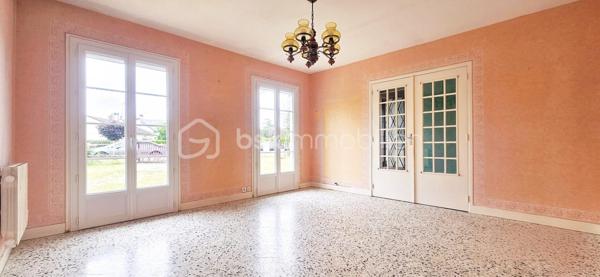 🏡 RARE À SULLY-SUR-LOIRE – PLAIN-PIED LUMINEUX DANS UN SECTEUR TRÈS RECHERCHÉ ! 🌳✨

Située dans l'un des quartiers résidentiels les plus prisés et les plus calmes de Sully-sur-Loire, cette agréable maison de plain-pied bénéficie d'un emplacement privilégié à seulement 5 minutes à pied du centre-ville, des commerces, des écoles et de toutes les commodités.

Dès votre arrivée, vous serez séduit par la luminosité exceptionnelle de la maison, son état d'entretien irréprochable et l'atmosphère chaleureuse qui s'en dégage. Sa propreté, sa qualité de construction et son excellent état général témoignent du soin apporté au fil des années. Une maison saine, parfaitement entretenue et prête à accueillir ses nouveaux propriétaires.

L'entrée dessert un salon-séjour lumineux, une cuisine aménagée avec espace repas, trois chambres confortables, une salle d'eau ainsi qu'un WC indépendant.

Édifiée sur vide sanitaire, cette maison a bénéficié de nombreuses améliorations : menuiseries PVC double vitrage de 2019, volets roulants électriques installés en 2021, ballon d'eau chaude de 2015, VMC de 2023 et combles isolés.

Un véritable atout supplémentaire : la maison dispose d'un conduit existant, permettant l'installation d'une cheminée ou d'un poêle selon vos envies, pour encore plus de confort et de convivialité.

À l'extérieur, vous profiterez d'un terrain plat, entièrement clos et sans vis-à-vis de 907 m2, offrant un cadre de vie paisible et intime, idéal pour profiter pleinement des beaux jours.

Autre atout non négligeable : ce bien dispose encore d'un beau potentiel d'évolution pour répondre à vos besoins futurs et valoriser davantage votre investissement.

Grâce à sa configuration de plain-pied, cette maison conviendra parfaitement à des personnes à mobilité réduite, à des seniors souhaitant privilégier le confort au quotidien, à un couple recherchant le calme ou encore à une famille désireuse de s'installer dans un environnement résidentiel de qualité.

Les maisons de plain-pied dans ce secteur très recherché sont particulièrement rares sur le marché. Si vous recherchez un bien lumineux, sain, fonctionnel, sans vis-à-vis et idéalement situé, cette maison mérite toute votre attention.

📞 Contactez-moi dès aujourd'hui pour organiser une visite et découvrir cette belle opportunité.