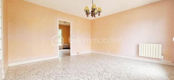 🏡 RARE À SULLY-SUR-LOIRE – PLAIN-PIED LUMINEUX DANS UN SECTEUR TRÈS RECHERCHÉ ! 🌳✨

Située dans l'un des quartiers résidentiels les plus prisés et les plus calmes de Sully-sur-Loire, cette agréable maison de plain-pied bénéficie d'un emplacement privilégié à seulement 5 minutes à pied du centre-ville, des commerces, des écoles et de toutes les commodités.

Dès votre arrivée, vous serez séduit par la luminosité exceptionnelle de la maison, son état d'entretien irréprochable et l'atmosphère chaleureuse qui s'en dégage. Sa propreté, sa qualité de construction et son excellent état général témoignent du soin apporté au fil des années. Une maison saine, parfaitement entretenue et prête à accueillir ses nouveaux propriétaires.

L'entrée dessert un salon-séjour lumineux, une cuisine aménagée avec espace repas, trois chambres confortables, une salle d'eau ainsi qu'un WC indépendant.

Édifiée sur vide sanitaire, cette maison a bénéficié de nombreuses améliorations : menuiseries PVC double vitrage de 2019, volets roulants électriques installés en 2021, ballon d'eau chaude de 2015, VMC de 2023 et combles isolés.

Un véritable atout supplémentaire : la maison dispose d'un conduit existant, permettant l'installation d'une cheminée ou d'un poêle selon vos envies, pour encore plus de confort et de convivialité.

À l'extérieur, vous profiterez d'un terrain plat, entièrement clos et sans vis-à-vis de 907 m2, offrant un cadre de vie paisible et intime, idéal pour profiter pleinement des beaux jours.

Autre atout non négligeable : ce bien dispose encore d'un beau potentiel d'évolution pour répondre à vos besoins futurs et valoriser davantage votre investissement.

Grâce à sa configuration de plain-pied, cette maison conviendra parfaitement à des personnes à mobilité réduite, à des seniors souhaitant privilégier le confort au quotidien, à un couple recherchant le calme ou encore à une famille désireuse de s'installer dans un environnement résidentiel de qualité.

Les maisons de plain-pied dans ce secteur très recherché sont particulièrement rares sur le marché. Si vous recherchez un bien lumineux, sain, fonctionnel, sans vis-à-vis et idéalement situé, cette maison mérite toute votre attention.

📞 Contactez-moi dès aujourd'hui pour organiser une visite et découvrir cette belle opportunité.