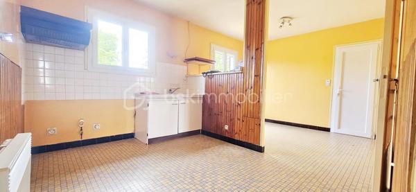 🏡 RARE À SULLY-SUR-LOIRE – PLAIN-PIED LUMINEUX DANS UN SECTEUR TRÈS RECHERCHÉ ! 🌳✨

Située dans l'un des quartiers résidentiels les plus prisés et les plus calmes de Sully-sur-Loire, cette agréable maison de plain-pied bénéficie d'un emplacement privilégié à seulement 5 minutes à pied du centre-ville, des commerces, des écoles et de toutes les commodités.

Dès votre arrivée, vous serez séduit par la luminosité exceptionnelle de la maison, son état d'entretien irréprochable et l'atmosphère chaleureuse qui s'en dégage. Sa propreté, sa qualité de construction et son excellent état général témoignent du soin apporté au fil des années. Une maison saine, parfaitement entretenue et prête à accueillir ses nouveaux propriétaires.

L'entrée dessert un salon-séjour lumineux, une cuisine aménagée avec espace repas, trois chambres confortables, une salle d'eau ainsi qu'un WC indépendant.

Édifiée sur vide sanitaire, cette maison a bénéficié de nombreuses améliorations : menuiseries PVC double vitrage de 2019, volets roulants électriques installés en 2021, ballon d'eau chaude de 2015, VMC de 2023 et combles isolés.

Un véritable atout supplémentaire : la maison dispose d'un conduit existant, permettant l'installation d'une cheminée ou d'un poêle selon vos envies, pour encore plus de confort et de convivialité.

À l'extérieur, vous profiterez d'un terrain plat, entièrement clos et sans vis-à-vis de 907 m2, offrant un cadre de vie paisible et intime, idéal pour profiter pleinement des beaux jours.

Autre atout non négligeable : ce bien dispose encore d'un beau potentiel d'évolution pour répondre à vos besoins futurs et valoriser davantage votre investissement.

Grâce à sa configuration de plain-pied, cette maison conviendra parfaitement à des personnes à mobilité réduite, à des seniors souhaitant privilégier le confort au quotidien, à un couple recherchant le calme ou encore à une famille désireuse de s'installer dans un environnement résidentiel de qualité.

Les maisons de plain-pied dans ce secteur très recherché sont particulièrement rares sur le marché. Si vous recherchez un bien lumineux, sain, fonctionnel, sans vis-à-vis et idéalement situé, cette maison mérite toute votre attention.

📞 Contactez-moi dès aujourd'hui pour organiser une visite et découvrir cette belle opportunité.