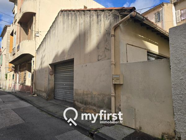 Toulon (83200) Maison de deux pièces et un grand hangar.