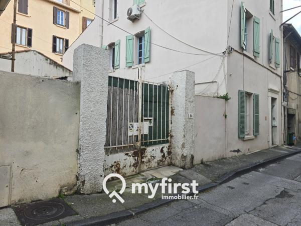 Toulon (83200) Maison de deux pièces et un grand hangar.