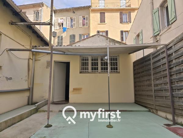 Toulon (83200) Maison de deux pièces et un grand hangar.