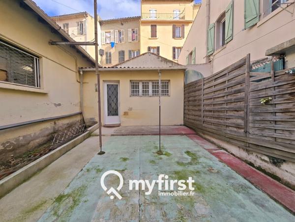 Toulon (83200) Maison de deux pièces et un grand hangar.