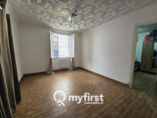 Toulon (83200) Maison de deux pièces et un grand hangar.