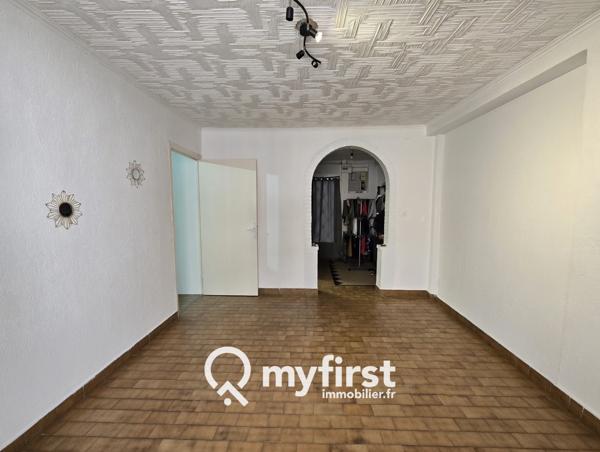 Toulon (83200) Maison de deux pièces et un grand hangar.