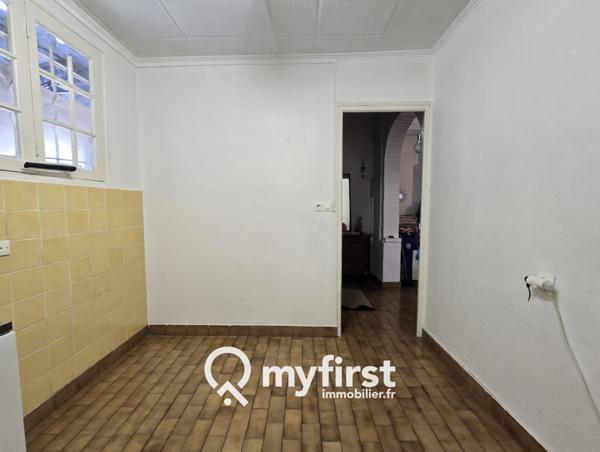 Toulon (83200) Maison de deux pièces et un grand hangar.