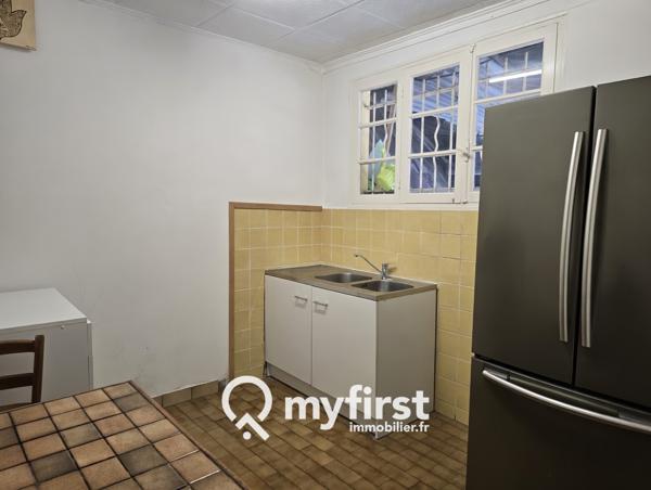 Toulon (83200) Maison de deux pièces et un grand hangar.