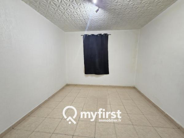 Toulon (83200) Maison de deux pièces et un grand hangar.