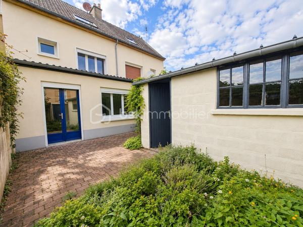 Laurent Jacquet (06.86.41.88.12) propose à la vente une maison de ville mitoyenne de 4 chambres située dans un quartier calme, à proximité du centre-ville d'Abbeville et de la gare.
Cette maison d’environ 96 m² habitable de suite se compose :

- Au rez-de-chaussée :
Vous découvrirez une entrée avec rangement, une cuisine aménagée ouverte sur un séjour traversant et lumineux avec accès direct à une grande cour, ainsi qu’un WC indépendant.

- Au premier étage :
Un palier desservant deux chambres ainsi qu’une salle de douches.

- Au dernier étage :
Vous retrouverez deux chambres supplémentaires ainsi qu’une petite pièce pouvant faire office de dressing ou d’une future salle d’eau.

- A l’extérieur :
Vous profiterez d’une cour avec dépendance disposant d’un accès sur rue.

Cette maison chauffée par une chaudière au gaz de ville est équipée de menuiseries en PVC donnant une classe énergétique en D.

Certaines photos présentent une mise en scène virtuelle par home staging virtuel pour illustrer le potentiel d'aménagement du bien.

-