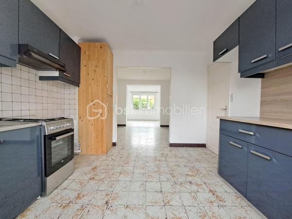 Laurent Jacquet (06.86.41.88.12) propose à la vente une maison de ville mitoyenne de 4 chambres située dans un quartier calme, à proximité du centre-ville d'Abbeville et de la gare.
Cette maison d’environ 96 m² habitable de suite se compose :

- Au rez-de-chaussée :
Vous découvrirez une entrée avec rangement, une cuisine aménagée ouverte sur un séjour traversant et lumineux avec accès direct à une grande cour, ainsi qu’un WC indépendant.

- Au premier étage :
Un palier desservant deux chambres ainsi qu’une salle de douches.

- Au dernier étage :
Vous retrouverez deux chambres supplémentaires ainsi qu’une petite pièce pouvant faire office de dressing ou d’une future salle d’eau.

- A l’extérieur :
Vous profiterez d’une cour avec dépendance disposant d’un accès sur rue.

Cette maison chauffée par une chaudière au gaz de ville est équipée de menuiseries en PVC donnant une classe énergétique en D.

Certaines photos présentent une mise en scène virtuelle par home staging virtuel pour illustrer le potentiel d'aménagement du bien.

-