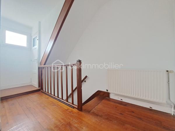 Laurent Jacquet (06.86.41.88.12) propose à la vente une maison de ville mitoyenne de 4 chambres située dans un quartier calme, à proximité du centre-ville d'Abbeville et de la gare.
Cette maison d’environ 96 m² habitable de suite se compose :

- Au rez-de-chaussée :
Vous découvrirez une entrée avec rangement, une cuisine aménagée ouverte sur un séjour traversant et lumineux avec accès direct à une grande cour, ainsi qu’un WC indépendant.

- Au premier étage :
Un palier desservant deux chambres ainsi qu’une salle de douches.

- Au dernier étage :
Vous retrouverez deux chambres supplémentaires ainsi qu’une petite pièce pouvant faire office de dressing ou d’une future salle d’eau.

- A l’extérieur :
Vous profiterez d’une cour avec dépendance disposant d’un accès sur rue.

Cette maison chauffée par une chaudière au gaz de ville est équipée de menuiseries en PVC donnant une classe énergétique en D.

Certaines photos présentent une mise en scène virtuelle par home staging virtuel pour illustrer le potentiel d'aménagement du bien.

-