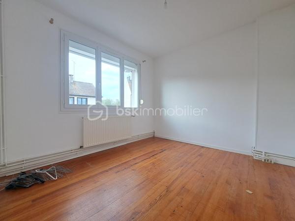 Laurent Jacquet (06.86.41.88.12) propose à la vente une maison de ville mitoyenne de 4 chambres située dans un quartier calme, à proximité du centre-ville d'Abbeville et de la gare.
Cette maison d’environ 96 m² habitable de suite se compose :

- Au rez-de-chaussée :
Vous découvrirez une entrée avec rangement, une cuisine aménagée ouverte sur un séjour traversant et lumineux avec accès direct à une grande cour, ainsi qu’un WC indépendant.

- Au premier étage :
Un palier desservant deux chambres ainsi qu’une salle de douches.

- Au dernier étage :
Vous retrouverez deux chambres supplémentaires ainsi qu’une petite pièce pouvant faire office de dressing ou d’une future salle d’eau.

- A l’extérieur :
Vous profiterez d’une cour avec dépendance disposant d’un accès sur rue.

Cette maison chauffée par une chaudière au gaz de ville est équipée de menuiseries en PVC donnant une classe énergétique en D.

Certaines photos présentent une mise en scène virtuelle par home staging virtuel pour illustrer le potentiel d'aménagement du bien.

-