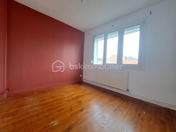 Laurent Jacquet (06.86.41.88.12) propose à la vente une maison de ville mitoyenne de 4 chambres située dans un quartier calme, à proximité du centre-ville d'Abbeville et de la gare.
Cette maison d’environ 96 m² habitable de suite se compose :

- Au rez-de-chaussée :
Vous découvrirez une entrée avec rangement, une cuisine aménagée ouverte sur un séjour traversant et lumineux avec accès direct à une grande cour, ainsi qu’un WC indépendant.

- Au premier étage :
Un palier desservant deux chambres ainsi qu’une salle de douches.

- Au dernier étage :
Vous retrouverez deux chambres supplémentaires ainsi qu’une petite pièce pouvant faire office de dressing ou d’une future salle d’eau.

- A l’extérieur :
Vous profiterez d’une cour avec dépendance disposant d’un accès sur rue.

Cette maison chauffée par une chaudière au gaz de ville est équipée de menuiseries en PVC donnant une classe énergétique en D.

Certaines photos présentent une mise en scène virtuelle par home staging virtuel pour illustrer le potentiel d'aménagement du bien.

-