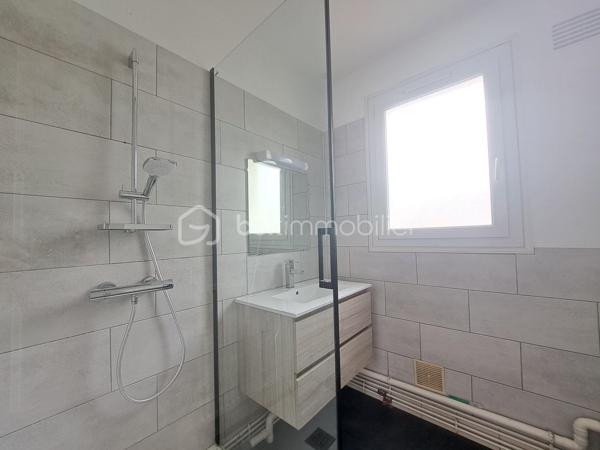 Laurent Jacquet (06.86.41.88.12) propose à la vente une maison de ville mitoyenne de 4 chambres située dans un quartier calme, à proximité du centre-ville d'Abbeville et de la gare.
Cette maison d’environ 96 m² habitable de suite se compose :

- Au rez-de-chaussée :
Vous découvrirez une entrée avec rangement, une cuisine aménagée ouverte sur un séjour traversant et lumineux avec accès direct à une grande cour, ainsi qu’un WC indépendant.

- Au premier étage :
Un palier desservant deux chambres ainsi qu’une salle de douches.

- Au dernier étage :
Vous retrouverez deux chambres supplémentaires ainsi qu’une petite pièce pouvant faire office de dressing ou d’une future salle d’eau.

- A l’extérieur :
Vous profiterez d’une cour avec dépendance disposant d’un accès sur rue.

Cette maison chauffée par une chaudière au gaz de ville est équipée de menuiseries en PVC donnant une classe énergétique en D.

Certaines photos présentent une mise en scène virtuelle par home staging virtuel pour illustrer le potentiel d'aménagement du bien.

-
