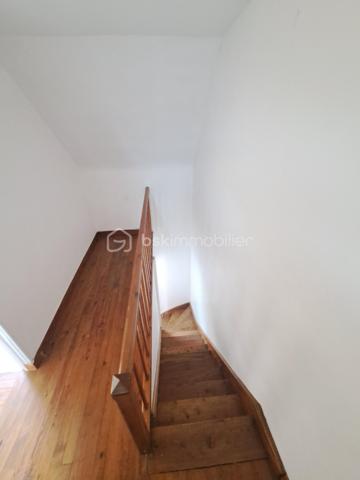 Laurent Jacquet (06.86.41.88.12) propose à la vente une maison de ville mitoyenne de 4 chambres située dans un quartier calme, à proximité du centre-ville d'Abbeville et de la gare.
Cette maison d’environ 96 m² habitable de suite se compose :

- Au rez-de-chaussée :
Vous découvrirez une entrée avec rangement, une cuisine aménagée ouverte sur un séjour traversant et lumineux avec accès direct à une grande cour, ainsi qu’un WC indépendant.

- Au premier étage :
Un palier desservant deux chambres ainsi qu’une salle de douches.

- Au dernier étage :
Vous retrouverez deux chambres supplémentaires ainsi qu’une petite pièce pouvant faire office de dressing ou d’une future salle d’eau.

- A l’extérieur :
Vous profiterez d’une cour avec dépendance disposant d’un accès sur rue.

Cette maison chauffée par une chaudière au gaz de ville est équipée de menuiseries en PVC donnant une classe énergétique en D.

Certaines photos présentent une mise en scène virtuelle par home staging virtuel pour illustrer le potentiel d'aménagement du bien.

-