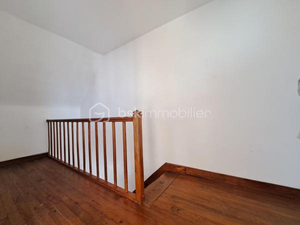 Laurent Jacquet (06.86.41.88.12) propose à la vente une maison de ville mitoyenne de 4 chambres située dans un quartier calme, à proximité du centre-ville d'Abbeville et de la gare.
Cette maison d’environ 96 m² habitable de suite se compose :

- Au rez-de-chaussée :
Vous découvrirez une entrée avec rangement, une cuisine aménagée ouverte sur un séjour traversant et lumineux avec accès direct à une grande cour, ainsi qu’un WC indépendant.

- Au premier étage :
Un palier desservant deux chambres ainsi qu’une salle de douches.

- Au dernier étage :
Vous retrouverez deux chambres supplémentaires ainsi qu’une petite pièce pouvant faire office de dressing ou d’une future salle d’eau.

- A l’extérieur :
Vous profiterez d’une cour avec dépendance disposant d’un accès sur rue.

Cette maison chauffée par une chaudière au gaz de ville est équipée de menuiseries en PVC donnant une classe énergétique en D.

Certaines photos présentent une mise en scène virtuelle par home staging virtuel pour illustrer le potentiel d'aménagement du bien.

-