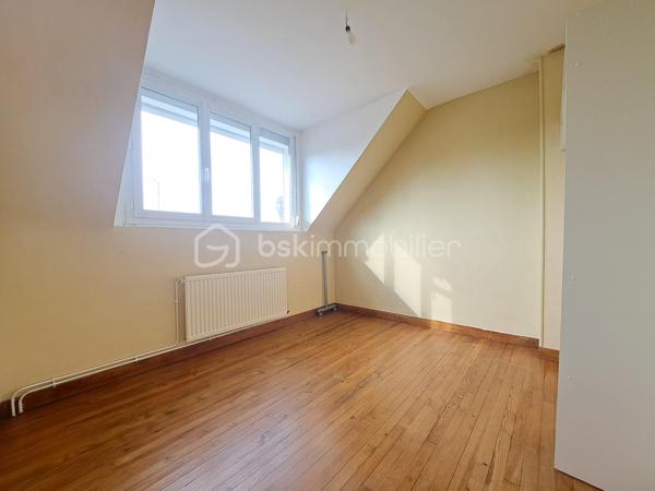 Laurent Jacquet (06.86.41.88.12) propose à la vente une maison de ville mitoyenne de 4 chambres située dans un quartier calme, à proximité du centre-ville d'Abbeville et de la gare.
Cette maison d’environ 96 m² habitable de suite se compose :

- Au rez-de-chaussée :
Vous découvrirez une entrée avec rangement, une cuisine aménagée ouverte sur un séjour traversant et lumineux avec accès direct à une grande cour, ainsi qu’un WC indépendant.

- Au premier étage :
Un palier desservant deux chambres ainsi qu’une salle de douches.

- Au dernier étage :
Vous retrouverez deux chambres supplémentaires ainsi qu’une petite pièce pouvant faire office de dressing ou d’une future salle d’eau.

- A l’extérieur :
Vous profiterez d’une cour avec dépendance disposant d’un accès sur rue.

Cette maison chauffée par une chaudière au gaz de ville est équipée de menuiseries en PVC donnant une classe énergétique en D.

Certaines photos présentent une mise en scène virtuelle par home staging virtuel pour illustrer le potentiel d'aménagement du bien.

-
