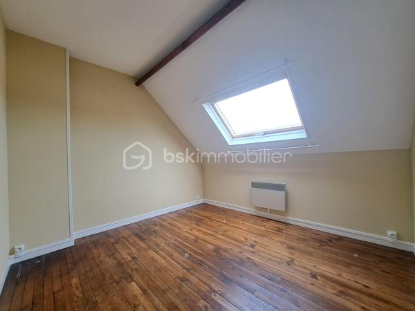 Laurent Jacquet (06.86.41.88.12) propose à la vente une maison de ville mitoyenne de 4 chambres située dans un quartier calme, à proximité du centre-ville d'Abbeville et de la gare.
Cette maison d’environ 96 m² habitable de suite se compose :

- Au rez-de-chaussée :
Vous découvrirez une entrée avec rangement, une cuisine aménagée ouverte sur un séjour traversant et lumineux avec accès direct à une grande cour, ainsi qu’un WC indépendant.

- Au premier étage :
Un palier desservant deux chambres ainsi qu’une salle de douches.

- Au dernier étage :
Vous retrouverez deux chambres supplémentaires ainsi qu’une petite pièce pouvant faire office de dressing ou d’une future salle d’eau.

- A l’extérieur :
Vous profiterez d’une cour avec dépendance disposant d’un accès sur rue.

Cette maison chauffée par une chaudière au gaz de ville est équipée de menuiseries en PVC donnant une classe énergétique en D.

Certaines photos présentent une mise en scène virtuelle par home staging virtuel pour illustrer le potentiel d'aménagement du bien.

-