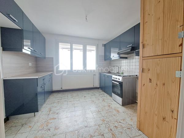Laurent Jacquet (06.86.41.88.12) propose à la vente une maison de ville mitoyenne de 4 chambres située dans un quartier calme, à proximité du centre-ville d'Abbeville et de la gare.
Cette maison d’environ 96 m² habitable de suite se compose :

- Au rez-de-chaussée :
Vous découvrirez une entrée avec rangement, une cuisine aménagée ouverte sur un séjour traversant et lumineux avec accès direct à une grande cour, ainsi qu’un WC indépendant.

- Au premier étage :
Un palier desservant deux chambres ainsi qu’une salle de douches.

- Au dernier étage :
Vous retrouverez deux chambres supplémentaires ainsi qu’une petite pièce pouvant faire office de dressing ou d’une future salle d’eau.

- A l’extérieur :
Vous profiterez d’une cour avec dépendance disposant d’un accès sur rue.

Cette maison chauffée par une chaudière au gaz de ville est équipée de menuiseries en PVC donnant une classe énergétique en D.

Certaines photos présentent une mise en scène virtuelle par home staging virtuel pour illustrer le potentiel d'aménagement du bien.

-