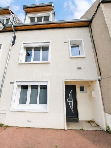 Laurent Jacquet (06.86.41.88.12) propose à la vente une maison de ville mitoyenne de 4 chambres située dans un quartier calme, à proximité du centre-ville d'Abbeville et de la gare.
Cette maison d’environ 96 m² habitable de suite se compose :

- Au rez-de-chaussée :
Vous découvrirez une entrée avec rangement, une cuisine aménagée ouverte sur un séjour traversant et lumineux avec accès direct à une grande cour, ainsi qu’un WC indépendant.

- Au premier étage :
Un palier desservant deux chambres ainsi qu’une salle de douches.

- Au dernier étage :
Vous retrouverez deux chambres supplémentaires ainsi qu’une petite pièce pouvant faire office de dressing ou d’une future salle d’eau.

- A l’extérieur :
Vous profiterez d’une cour avec dépendance disposant d’un accès sur rue.

Cette maison chauffée par une chaudière au gaz de ville est équipée de menuiseries en PVC donnant une classe énergétique en D.

Certaines photos présentent une mise en scène virtuelle par home staging virtuel pour illustrer le potentiel d'aménagement du bien.

-