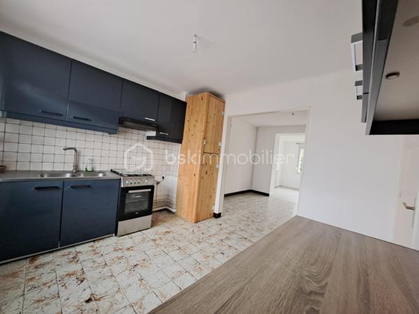 Laurent Jacquet (06.86.41.88.12) propose à la vente une maison de ville mitoyenne de 4 chambres située dans un quartier calme, à proximité du centre-ville d'Abbeville et de la gare.
Cette maison d’environ 96 m² habitable de suite se compose :

- Au rez-de-chaussée :
Vous découvrirez une entrée avec rangement, une cuisine aménagée ouverte sur un séjour traversant et lumineux avec accès direct à une grande cour, ainsi qu’un WC indépendant.

- Au premier étage :
Un palier desservant deux chambres ainsi qu’une salle de douches.

- Au dernier étage :
Vous retrouverez deux chambres supplémentaires ainsi qu’une petite pièce pouvant faire office de dressing ou d’une future salle d’eau.

- A l’extérieur :
Vous profiterez d’une cour avec dépendance disposant d’un accès sur rue.

Cette maison chauffée par une chaudière au gaz de ville est équipée de menuiseries en PVC donnant une classe énergétique en D.

Certaines photos présentent une mise en scène virtuelle par home staging virtuel pour illustrer le potentiel d'aménagement du bien.

-