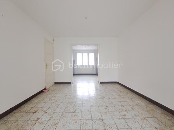 Laurent Jacquet (06.86.41.88.12) propose à la vente une maison de ville mitoyenne de 4 chambres située dans un quartier calme, à proximité du centre-ville d'Abbeville et de la gare.
Cette maison d’environ 96 m² habitable de suite se compose :

- Au rez-de-chaussée :
Vous découvrirez une entrée avec rangement, une cuisine aménagée ouverte sur un séjour traversant et lumineux avec accès direct à une grande cour, ainsi qu’un WC indépendant.

- Au premier étage :
Un palier desservant deux chambres ainsi qu’une salle de douches.

- Au dernier étage :
Vous retrouverez deux chambres supplémentaires ainsi qu’une petite pièce pouvant faire office de dressing ou d’une future salle d’eau.

- A l’extérieur :
Vous profiterez d’une cour avec dépendance disposant d’un accès sur rue.

Cette maison chauffée par une chaudière au gaz de ville est équipée de menuiseries en PVC donnant une classe énergétique en D.

Certaines photos présentent une mise en scène virtuelle par home staging virtuel pour illustrer le potentiel d'aménagement du bien.

-