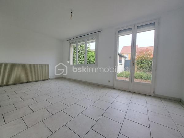 Laurent Jacquet (06.86.41.88.12) propose à la vente une maison de ville mitoyenne de 4 chambres située dans un quartier calme, à proximité du centre-ville d'Abbeville et de la gare.
Cette maison d’environ 96 m² habitable de suite se compose :

- Au rez-de-chaussée :
Vous découvrirez une entrée avec rangement, une cuisine aménagée ouverte sur un séjour traversant et lumineux avec accès direct à une grande cour, ainsi qu’un WC indépendant.

- Au premier étage :
Un palier desservant deux chambres ainsi qu’une salle de douches.

- Au dernier étage :
Vous retrouverez deux chambres supplémentaires ainsi qu’une petite pièce pouvant faire office de dressing ou d’une future salle d’eau.

- A l’extérieur :
Vous profiterez d’une cour avec dépendance disposant d’un accès sur rue.

Cette maison chauffée par une chaudière au gaz de ville est équipée de menuiseries en PVC donnant une classe énergétique en D.

Certaines photos présentent une mise en scène virtuelle par home staging virtuel pour illustrer le potentiel d'aménagement du bien.

-