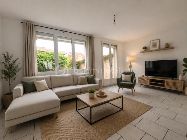 Laurent Jacquet (06.86.41.88.12) propose à la vente une maison de ville mitoyenne de 4 chambres située dans un quartier calme, à proximité du centre-ville d'Abbeville et de la gare.
Cette maison d’environ 96 m² habitable de suite se compose :

- Au rez-de-chaussée :
Vous découvrirez une entrée avec rangement, une cuisine aménagée ouverte sur un séjour traversant et lumineux avec accès direct à une grande cour, ainsi qu’un WC indépendant.

- Au premier étage :
Un palier desservant deux chambres ainsi qu’une salle de douches.

- Au dernier étage :
Vous retrouverez deux chambres supplémentaires ainsi qu’une petite pièce pouvant faire office de dressing ou d’une future salle d’eau.

- A l’extérieur :
Vous profiterez d’une cour avec dépendance disposant d’un accès sur rue.

Cette maison chauffée par une chaudière au gaz de ville est équipée de menuiseries en PVC donnant une classe énergétique en D.

Certaines photos présentent une mise en scène virtuelle par home staging virtuel pour illustrer le potentiel d'aménagement du bien.

-